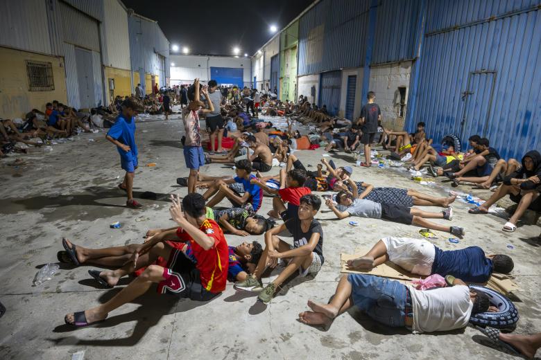 Decenas de migrantes que han pasado la frontera entre Ceuta y Marruecos pasan la noche en la calle. Numerosas personas seguían entrando en Ceuta desde Marruecos de forma incontrolada al caer la noche