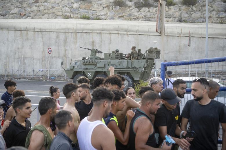 Varias personas llegan a España desde Marruecos, a 30 de julio de 2026, en Ceuta (España). Centenares de personas de origen magrebí han cruzado a lo largo del día de hoy de Ceuta desde Marruecos, a nado y por el espigón. En la última semana lo han hecho ya más de 2.000 migrantes.