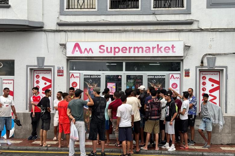 Los supermercados y negocios se vieron colapsados ante la avalancha de inmigrantes irregulares que llegaron a Ceuta