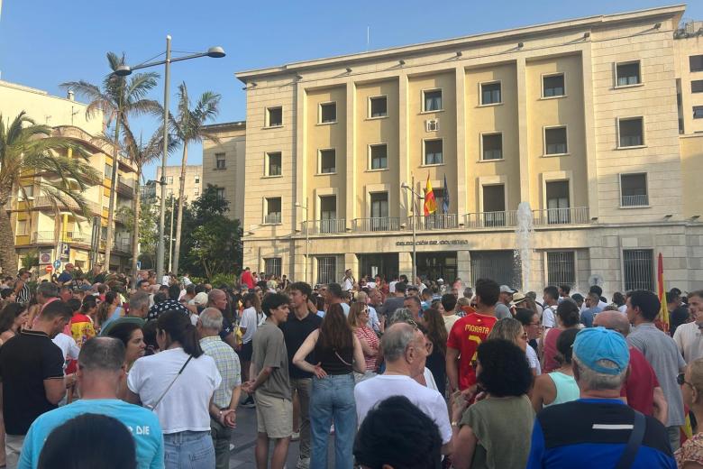 Miles de personas se agolparon ante la sede de la Delegación del Gobierno en Ceuta para protestar ante la entrada masiva de inmigrantes sin ningún tipo de control