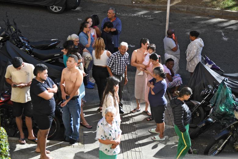 Personas evacuan tras un terremoto en Medellín, Colombia, el 10 de agosto de 2026