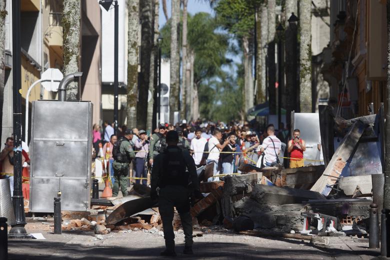 En la imagen se aprecian escombros en una calle tras el terremoto que sacudió Manizales, Colombia