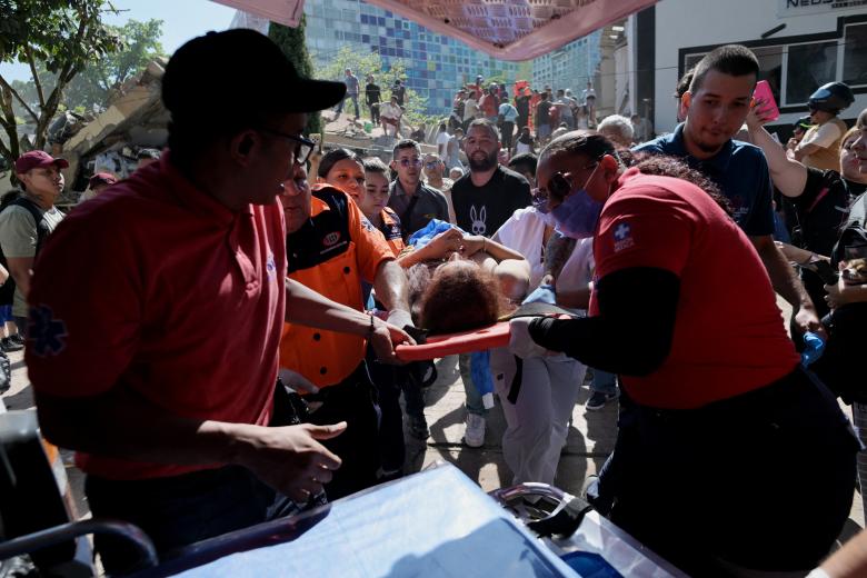 Una mujer es rescatada de un edificio derrumbado tras un terremoto en Cali, Colombia, el 10 de agosto de 2026