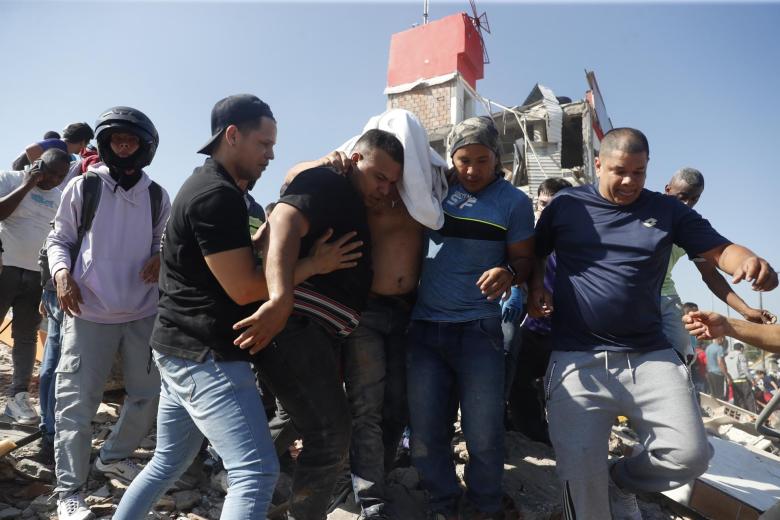 Personas son evacuadas de un edificio colapsado este lunes, en Cali (Colombia). Al menos 20 edificios sufrieron graves daños por consecuencia del terremoto