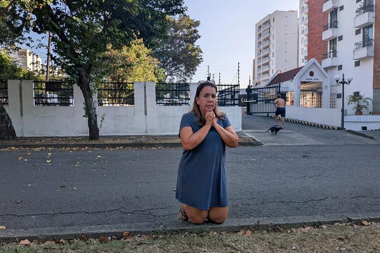 Una mujer reza en la calle tras el terremoto en Cali, Colombia, el 10 de agosto de 2026