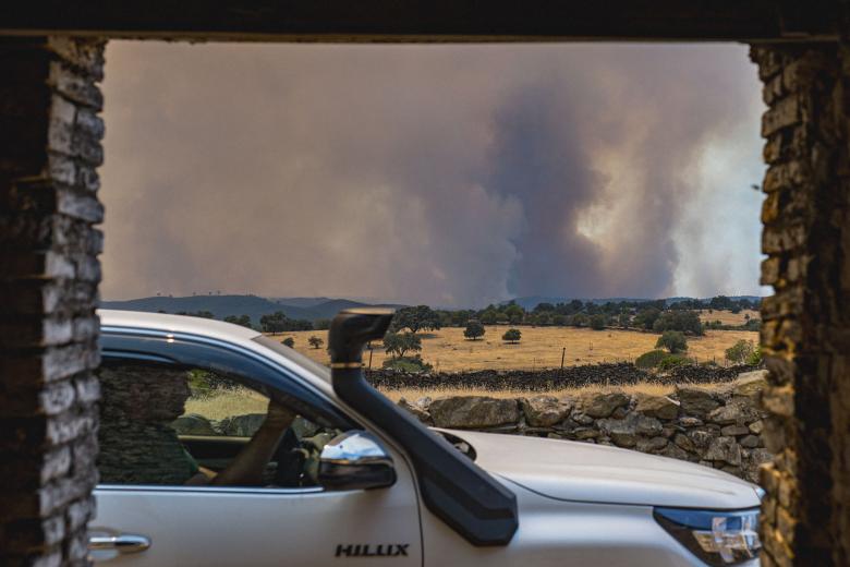 Vecinos desalojados por el incendio de Niebla muestran su "preocupación" e "incertidumbre"