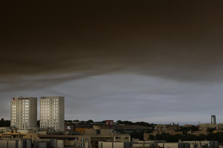 Un hongo de humo sobre Mairena del Aljarafe ocasionado por el incendio de Niebla (Huelva)