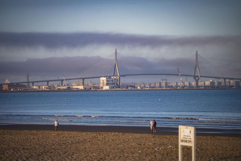 Nube de humo en la Bahía de Cádiz, debido incendio de Niebla (Huelva), que ha afectado a más de 20.000 hectáreas y continúa activo
