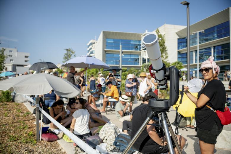 El puerto de Tarragona, bajo el sol, se llena este miércoles de familias y aficionados, que reservan los mejores sitios para ver el eclipse