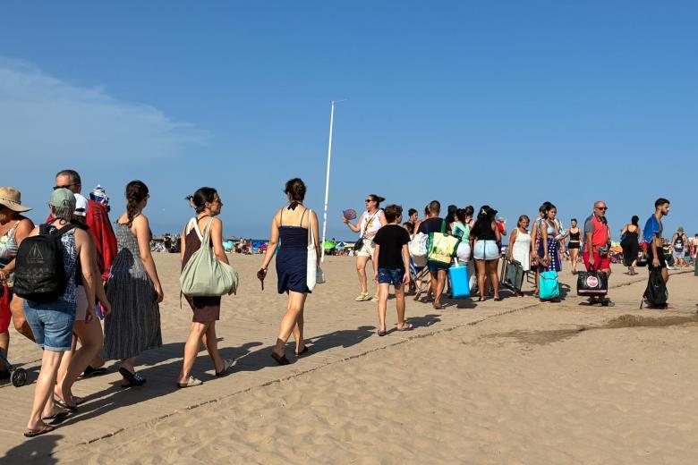 Llega el público a presenciar el eclipse al punto de observación oficial de la playa de la Malva-rosa