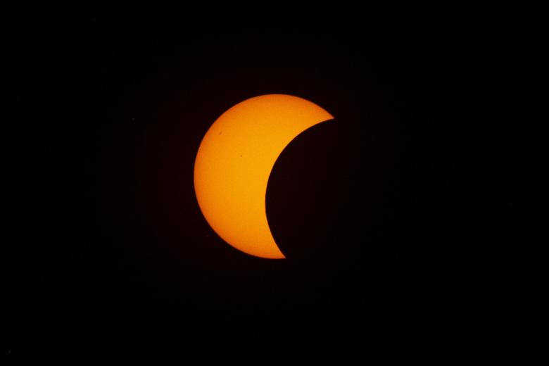 Imagen facilitada NASA que muestra la Luna pasando frente al Sol durante un eclipse solar visto desde San Millán de los Caballeros, España.