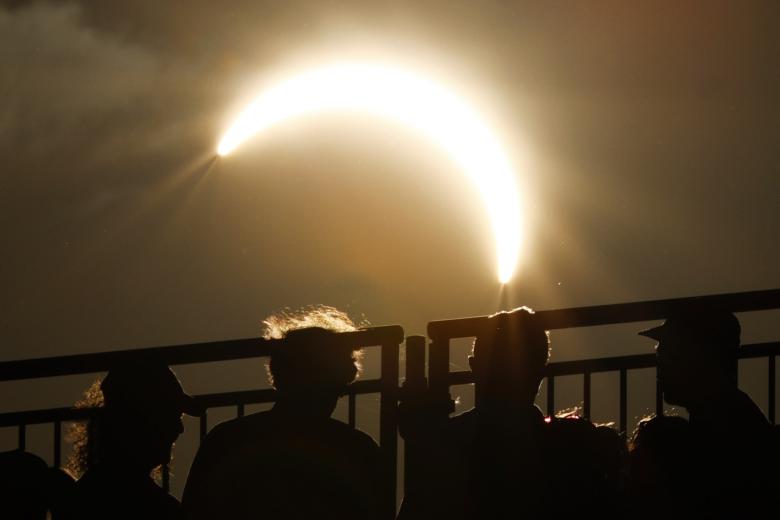 Personas observan el eclipse solar durante el Campeonato de Europa de Atletismo de Birmingham 2026, en Birmingham (Reino Unido).