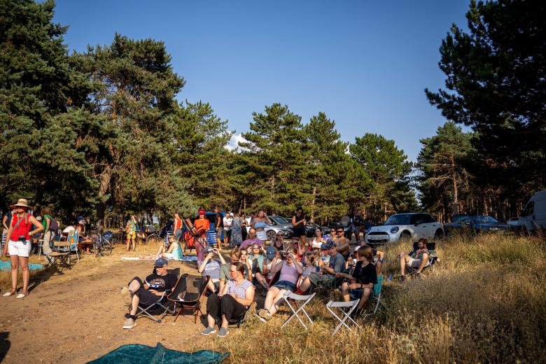 Un grupo de personas durante el eclipse solar total de 2026, a 12 de agosto de 2026, en Burgos, Castilla y León (España).