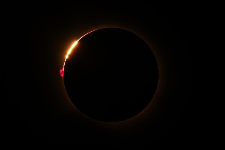 El efecto de «anillo de diamantes» se observa justo antes de la fase de totalidad de un eclipse solar total, visto desde Lodoso (provincia de Burgos).