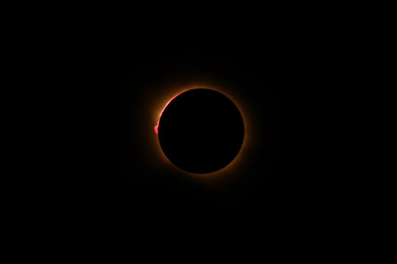La corona solar resplandece mientras la Luna oculta totalmente el Sol durante la fase de totalidad del eclipse solar total, visto desde Lodoso (provincia de Burgos).