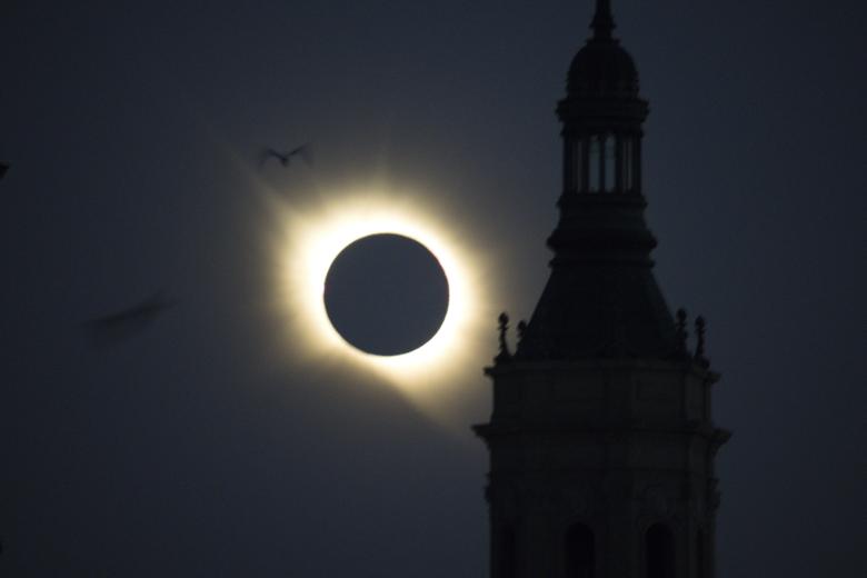 Vista del eclipse solar en Zaragoza, este miércoles.