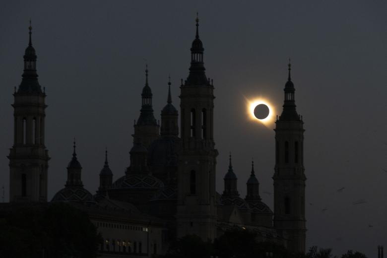 Vista del eclipse solar en Zaragoza, este miércoles.