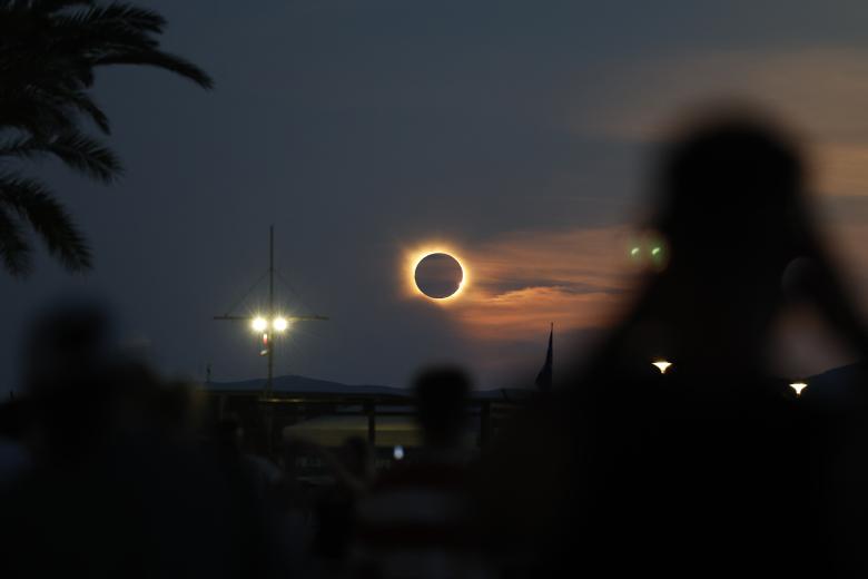La corona solar resplandece mientras la Luna oculta totalmente el Sol durante la fase de totalidad del eclipse solar total, visto desde la playa del Arenal en Llucmajor, en Mallorca.