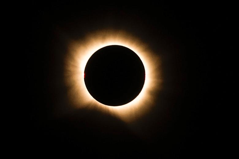 Un eclipse de Sol ofrece vistas memorables desde muchos lugares, pero verlo a 11.000 metros de altitud desde un avión de Iberia brinda además una fase de totalidad más larga que en cualquier otro sitio de España y la posibilidad de hacer ciencia a bordo.