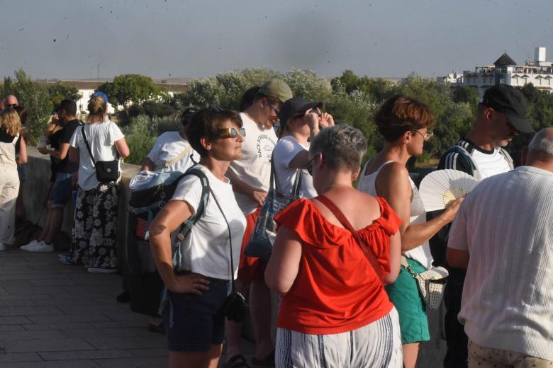 Ambiente en el Puente Romano de Córdoba para ver el eclipse