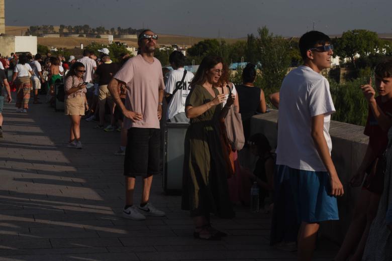 Ambiente en el Puente Romano de Córdoba para ver el eclipse