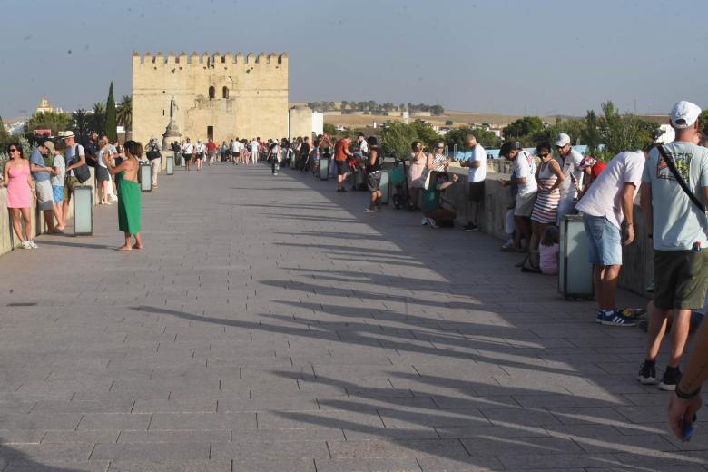 Ambiente en el Puente Romano de Córdoba para ver el eclipse