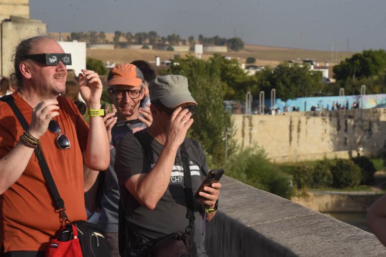 Ambiente en el Puente Romano de Córdoba para ver el eclipse