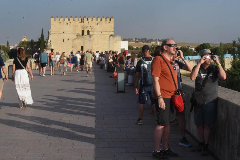 Ambiente en el Puente Romano de Córdoba para ver el eclipse