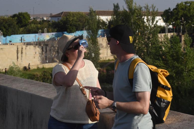 Ambiente en el Puente Romano de Córdoba para ver el eclipse