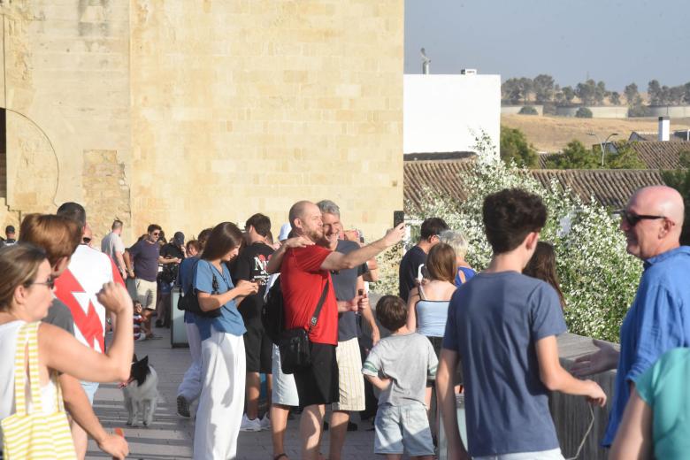 Ambiente en el Puente Romano de Córdoba para ver el eclipse