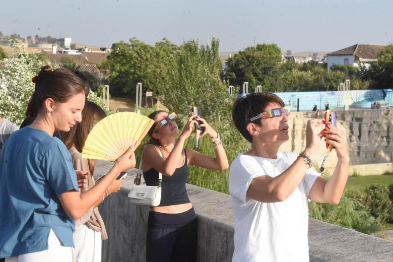 Ambiente en el Puente Romano de Córdoba para ver el eclipse