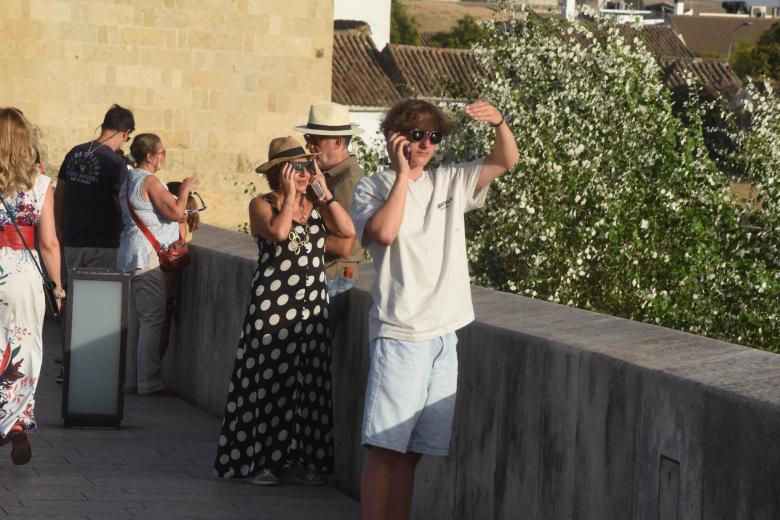 Ambiente en el Puente Romano de Córdoba para ver el eclipse