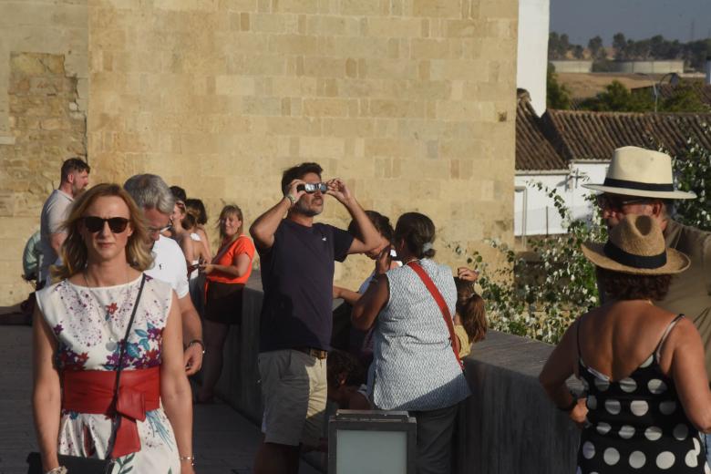 Ambiente en el Puente Romano de Córdoba para ver el eclipse