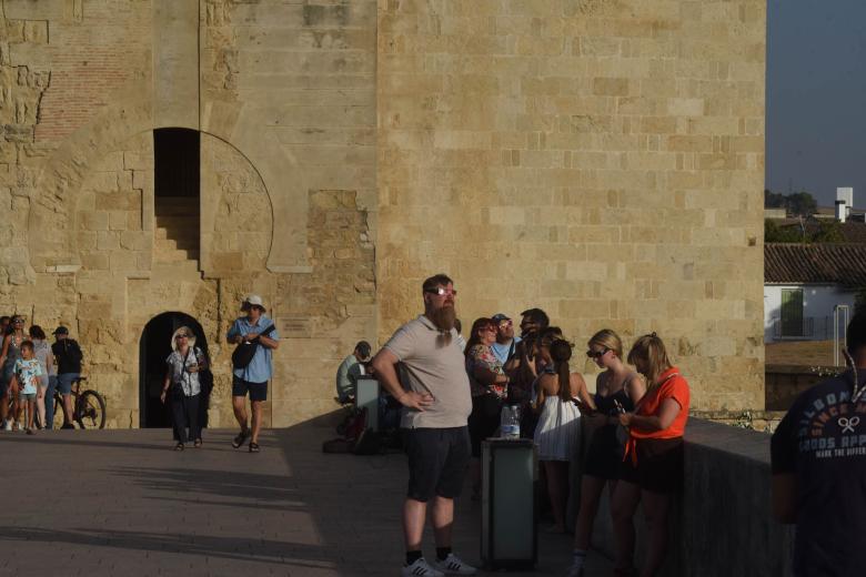 Ambiente en el Puente Romano de Córdoba para ver el eclipse