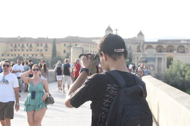 Ambiente en el Puente Romano de Córdoba para ver el eclipse