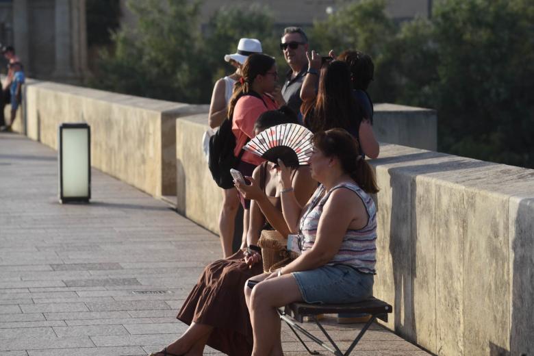 Ambiente en el Puente Romano de Córdoba para ver el eclipse