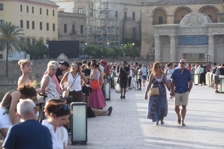 Ambiente en el Puente Romano de Córdoba para ver el eclipse