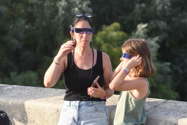 Ambiente en el Puente Romano de Córdoba para ver el eclipse