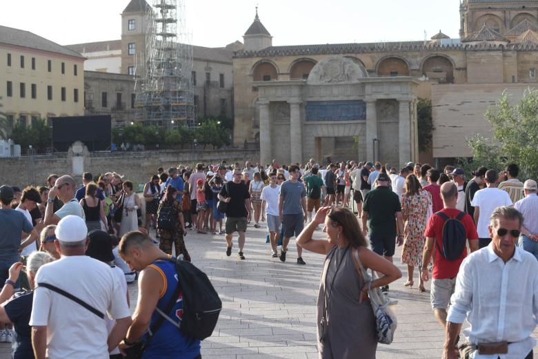 Ambiente en el Puente Romano de Córdoba para ver el eclipse