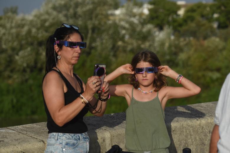 Ambiente en el Puente Romano de Córdoba para ver el eclipse