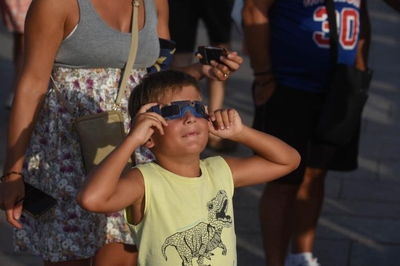 Ambiente en el Puente Romano de Córdoba para ver el eclipse