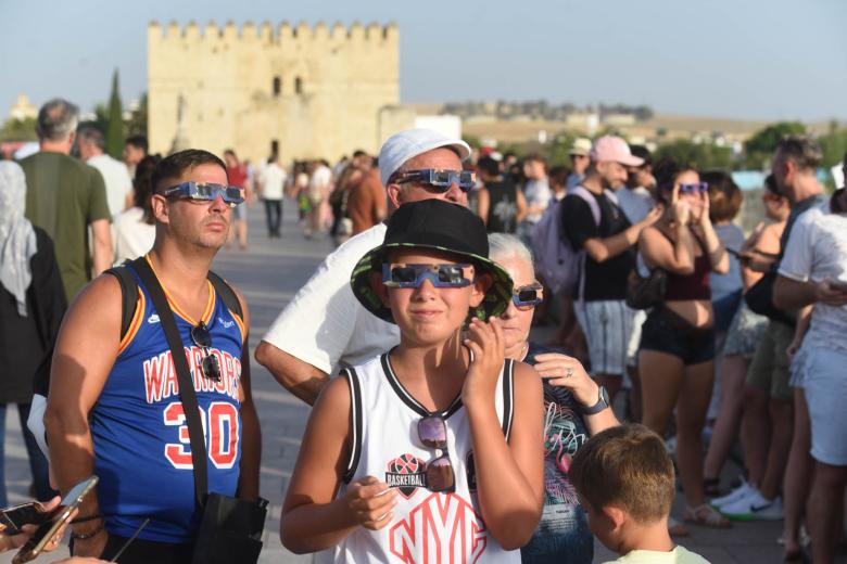 Ambiente en el Puente Romano de Córdoba para ver el eclipse