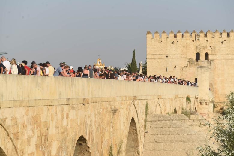 Ambiente en el Puente Romano de Córdoba para ver el eclipse