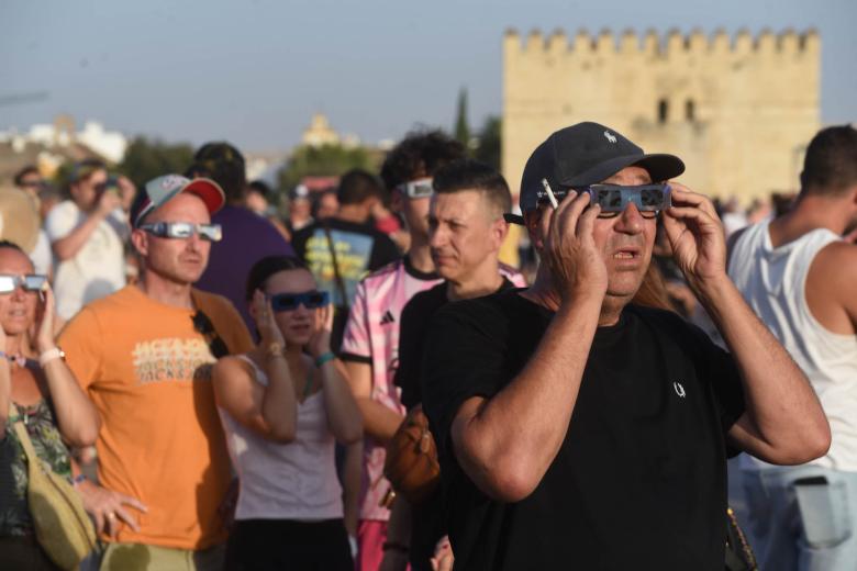 Ambiente en el Puente Romano de Córdoba para ver el eclipse