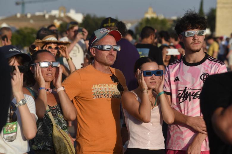 Ambiente en el Puente Romano de Córdoba para ver el eclipse