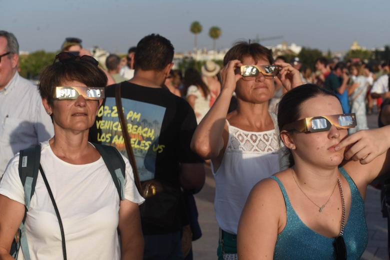 Ambiente en el Puente Romano de Córdoba para ver el eclipse