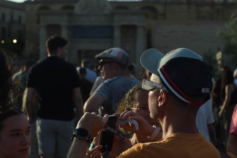 Ambiente en el Puente Romano de Córdoba para ver el eclipse
