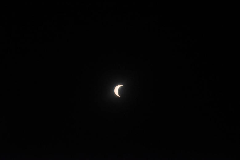 Ambiente en el Puente Romano de Córdoba para ver el eclipse