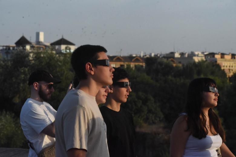 Ambiente en el Puente Romano de Córdoba para ver el eclipse