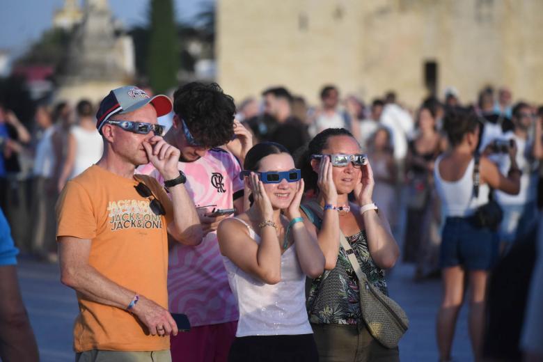 Ambiente en el Puente Romano de Córdoba para ver el eclipse